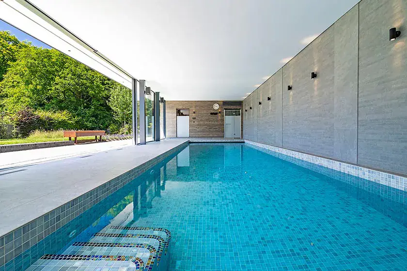 Piscină Interioară Modernă