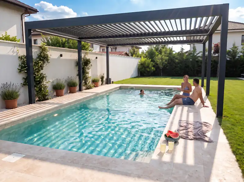 Prieteni la marginea piscinei, seara, sub o pergolă cu lumini